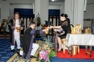 นายกสภาและอธิการบดี มรภ. 38 แห่ง ทูลเกล้าฯ ถวายปริญญาดุษฎีบัณฑิตกิตติมศักดิ์ แด่ สมเด็จพระเจ้าลูกเธอ เจ้าฟ้าสิริวัณณวรี นารีรัตนราชกัญญา