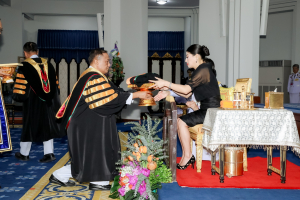 นายกสภาและอธิการบดี มรภ. 38 แห่ง ทูลเกล้าฯ ถวายปริญญาดุษฎีบัณฑิตกิตติมศักดิ์ แด่ สมเด็จพระเจ้าลูกเธอ เจ้าฟ้าสิริวัณณวรี นารีรัตนราชกัญญา