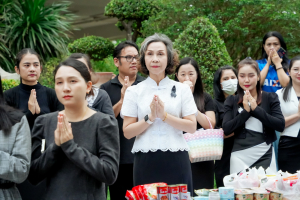 มรภ.เทพสตรี จัดพิธีทำบุญตักบาตรอุทิศถวายพระราชกุศลแด่ สมเด็จพระนางเจ้าสิริกิติ์ พระบรมราชินีนาถ พระบรมราชชนนีพันปีหลวง