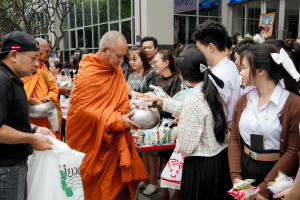 มรภ.เทพสตรี จัดพิธีทำบุญตักบาตรอุทิศถวายพระราชกุศลแด่ สมเด็จพระนางเจ้าสิริกิติ์ พระบรมราชินีนาถ พระบรมราชชนนีพันปีหลวง
