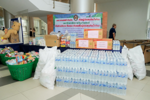 มรภ.เทพสตรี ส่งมอบธารน้ำใจช่วยเหลือผู้ประสบภัยน้ำท่วม จ.สิงห์บุรี