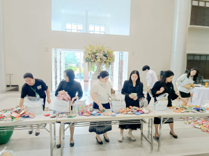 มรภ.เทพสตรี ส่งมอบธารน้ำใจช่วยเหลือผู้ประสบภัยน้ำท่วม จ.สิงห์บุรี