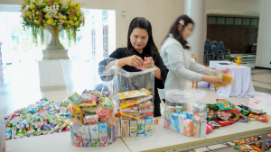 มรภ.เทพสตรี ส่งมอบธารน้ำใจช่วยเหลือผู้ประสบภัยน้ำท่วม จ.สิงห์บุรี