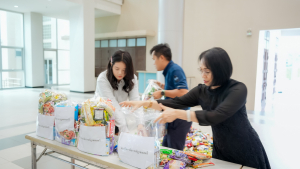 มรภ.เทพสตรี ส่งมอบธารน้ำใจช่วยเหลือผู้ประสบภัยน้ำท่วม จ.สิงห์บุรี