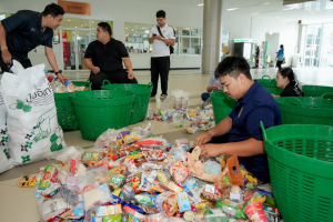 มรภ.เทพสตรี ส่งมอบธารน้ำใจช่วยเหลือผู้ประสบภัยน้ำท่วม จ.สิงห์บุรี