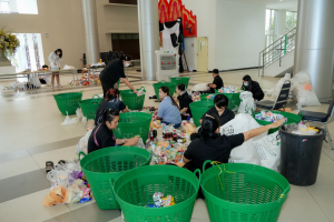 มรภ.เทพสตรี ส่งมอบธารน้ำใจช่วยเหลือผู้ประสบภัยน้ำท่วม จ.สิงห์บุรี