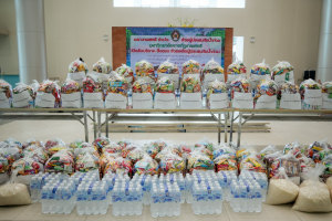 มรภ.เทพสตรี ส่งมอบธารน้ำใจช่วยเหลือผู้ประสบภัยน้ำท่วม จ.สิงห์บุรี