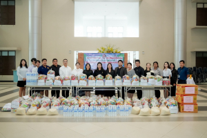 มรภ.เทพสตรี ส่งมอบธารน้ำใจช่วยเหลือผู้ประสบภัยน้ำท่วม จ.สิงห์บุรี