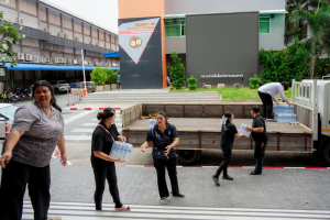 มรภ.เทพสตรี ส่งมอบธารน้ำใจช่วยเหลือผู้ประสบภัยน้ำท่วม จ.สิงห์บุรี