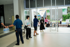 มรภ.เทพสตรี ส่งมอบธารน้ำใจช่วยเหลือผู้ประสบภัยน้ำท่วม จ.สิงห์บุรี