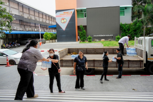 มรภ.เทพสตรี ส่งมอบธารน้ำใจช่วยเหลือผู้ประสบภัยน้ำท่วม จ.สิงห์บุรี