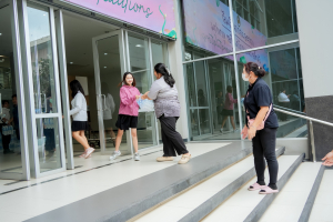 มรภ.เทพสตรี ส่งมอบธารน้ำใจช่วยเหลือผู้ประสบภัยน้ำท่วม จ.สิงห์บุรี