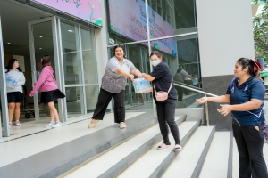 มรภ.เทพสตรี ส่งมอบธารน้ำใจช่วยเหลือผู้ประสบภัยน้ำท่วม จ.สิงห์บุรี