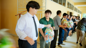 มรภ.เทพสตรี ส่งมอบธารน้ำใจช่วยเหลือผู้ประสบภัยน้ำท่วม จ.สิงห์บุรี