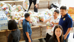 มรภ.เทพสตรี ส่งมอบธารน้ำใจช่วยเหลือผู้ประสบภัยน้ำท่วม จ.สิงห์บุรี