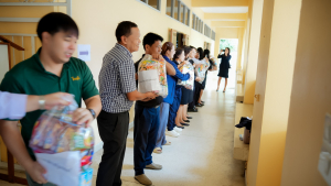 มรภ.เทพสตรี ส่งมอบธารน้ำใจช่วยเหลือผู้ประสบภัยน้ำท่วม จ.สิงห์บุรี