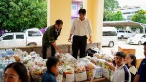 มรภ.เทพสตรี ส่งมอบธารน้ำใจช่วยเหลือผู้ประสบภัยน้ำท่วม จ.สิงห์บุรี