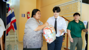 มรภ.เทพสตรี ส่งมอบธารน้ำใจช่วยเหลือผู้ประสบภัยน้ำท่วม จ.สิงห์บุรี