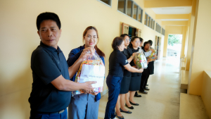 มรภ.เทพสตรี ส่งมอบธารน้ำใจช่วยเหลือผู้ประสบภัยน้ำท่วม จ.สิงห์บุรี