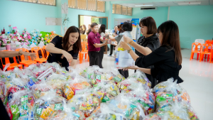 มรภ.เทพสตรี ส่งมอบธารน้ำใจช่วยเหลือผู้ประสบภัยน้ำท่วม จ.สิงห์บุรี