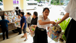 มรภ.เทพสตรี ส่งมอบธารน้ำใจช่วยเหลือผู้ประสบภัยน้ำท่วม จ.สิงห์บุรี