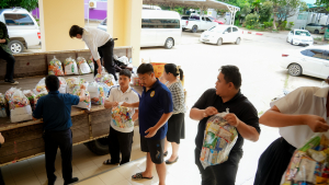 มรภ.เทพสตรี ส่งมอบธารน้ำใจช่วยเหลือผู้ประสบภัยน้ำท่วม จ.สิงห์บุรี