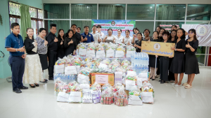 มรภ.เทพสตรี ส่งมอบธารน้ำใจช่วยเหลือผู้ประสบภัยน้ำท่วม จ.สิงห์บุรี