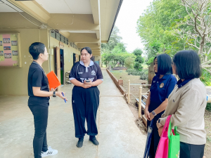 งานสื่อสารองค์กร มรภ.เทพสตรี เดินหน้ากิจกรรม “เคาะประตูโรงเรียน” ประชาสัมพันธ์งานมหาวิทยาลัยและการรับสมัครนักศึกษารอบปัจจุบัน ในเขตพื้นที่รับผิดชอบ