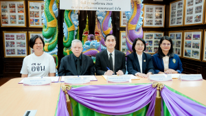 คุณสมาน คุณากรไพบูลย์ศิริ เจ้าของบริษัท เกรียงถาวร คอนเทนเนอร์ จำกัด และกรรมการผู้ทรงคุณวุฒิในสภามหาวิทยาลัยราชภัฏเทพสตรี จับมือ คุณสมปรารถนา นาวงษ์ หรือ “พี่จัน” เจ้าของเพจ อีจัน ร่วมลงนามบันทึกข้อตกลงความร่วมมือและการบริหารจัดการกองทุนการศึกษาเพื่อสร้างอนาคตให้น้อง ๆ  มหาวิทยาลัยราชภัฏเทพสตรี - มหาวิทยาลัยราชภัฏอุตรดิตถ์ 