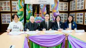 คุณสมาน คุณากรไพบูลย์ศิริ เจ้าของบริษัท เกรียงถาวร คอนเทนเนอร์ จำกัด และกรรมการผู้ทรงคุณวุฒิในสภามหาวิทยาลัยราชภัฏเทพสตรี จับมือ คุณสมปรารถนา นาวงษ์ หรือ “พี่จัน” เจ้าของเพจ อีจัน ร่วมลงนามบันทึกข้อตกลงความร่วมมือและการบริหารจัดการกองทุนการศึกษาเพื่อสร้างอนาคตให้น้อง ๆ  มหาวิทยาลัยราชภัฏเทพสตรี - มหาวิทยาลัยราชภัฏอุตรดิตถ์ 