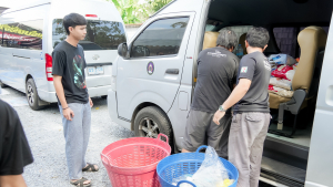 มรภ.เทพสตรี มอบสิ่งของที่ได้รับบริจาคจากสาธารณชนให้แก่เพจอีจันเพื่อนำไปมอบให้แก่ประชาชนที่ได้รับผลกระทบจากสถานการณ์น้ำท่วมในภาคใต้