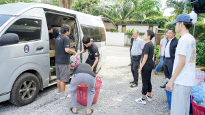 มรภ.เทพสตรี มอบสิ่งของที่ได้รับบริจาคจากสาธารณชนให้แก่เพจอีจันเพื่อนำไปมอบให้แก่ประชาชนที่ได้รับผลกระทบจากสถานการณ์น้ำท่วมในภาคใต้