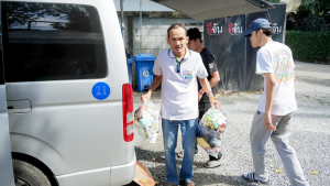 มรภ.เทพสตรี มอบสิ่งของที่ได้รับบริจาคจากสาธารณชนให้แก่เพจอีจันเพื่อนำไปมอบให้แก่ประชาชนที่ได้รับผลกระทบจากสถานการณ์น้ำท่วมในภาคใต้