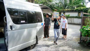 มรภ.เทพสตรี มอบสิ่งของที่ได้รับบริจาคจากสาธารณชนให้แก่เพจอีจันเพื่อนำไปมอบให้แก่ประชาชนที่ได้รับผลกระทบจากสถานการณ์น้ำท่วมในภาคใต้