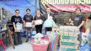 มรภ.เทพสตรี มอบสิ่งของที่ได้รับบริจาคจากสาธารณชนให้แก่เพจอีจันเพื่อนำไปมอบให้แก่ประชาชนที่ได้รับผลกระทบจากสถานการณ์น้ำท่วมในภาคใต้