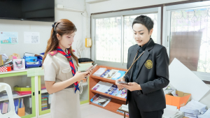 งานสื่อสารองค์กร มรภ.เทพสตรี เดินหน้ากิจกรรม “เคาะประตูโรงเรียน” ประชาสัมพันธ์งานมหาวิทยาลัยและการรับสมัครนักศึกษารอบปัจจุบัน ในเขตพื้นที่รับผิดชอบ