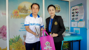 งานสื่อสารองค์กร มรภ.เทพสตรี เดินหน้ากิจกรรม “เคาะประตูโรงเรียน” ประชาสัมพันธ์งานมหาวิทยาลัยและการรับสมัครนักศึกษารอบปัจจุบัน ในเขตพื้นที่รับผิดชอบ