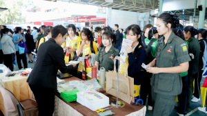 งานสื่อสารองค์กร มรภ.เทพสตรี ร่วมกับคณะเทคโนโลยีอุตสาหกรรม จัดบูธประชาสัมพันธ์การรับสมัครนักศึกษาเคลื่อนที่ ยกระดับการสื่อสารสู่มาตรฐานสากล