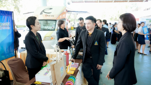 งานสื่อสารองค์กร มรภ.เทพสตรี ร่วมกับคณะเทคโนโลยีอุตสาหกรรม จัดบูธประชาสัมพันธ์การรับสมัครนักศึกษาเคลื่อนที่ ยกระดับการสื่อสารสู่มาตรฐานสากล