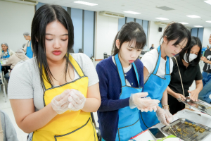 มรภ.เทพสตรี ร่วมกับ จังหวัดลพบุรี และสำนักงานทรัพยากรธรรมชาติและสิ่งแวดล้อมจังหวัดลพบุรี อบรมถ่ายทอดเทคโนโลยีการผลิตอาหารลิงสำเร็จรูปและการบริหารจัดการด้านการให้อาหารอย่างเป็นระบบ