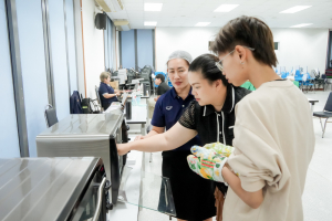 มรภ.เทพสตรี ร่วมกับ จังหวัดลพบุรี และสำนักงานทรัพยากรธรรมชาติและสิ่งแวดล้อมจังหวัดลพบุรี อบรมถ่ายทอดเทคโนโลยีการผลิตอาหารลิงสำเร็จรูปและการบริหารจัดการด้านการให้อาหารอย่างเป็นระบบ