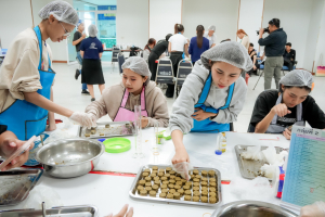 มรภ.เทพสตรี ร่วมกับ จังหวัดลพบุรี และสำนักงานทรัพยากรธรรมชาติและสิ่งแวดล้อมจังหวัดลพบุรี อบรมถ่ายทอดเทคโนโลยีการผลิตอาหารลิงสำเร็จรูปและการบริหารจัดการด้านการให้อาหารอย่างเป็นระบบ