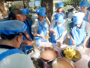 ศูนย์ส่งเสริมการจัดการศึกษาตามพระบรมราโชบาย มรภ.เทพสตรี จัดอบรมการทำฟักทองกรอบ ส่งเสริมอาชีพ ลดรายจ่าย เพิ่มรายได้ให้แก่ประชาชน