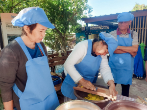 ศูนย์ส่งเสริมการจัดการศึกษาตามพระบรมราโชบาย มรภ.เทพสตรี จัดอบรมการทำฟักทองกรอบ ส่งเสริมอาชีพ ลดรายจ่าย เพิ่มรายได้ให้แก่ประชาชน