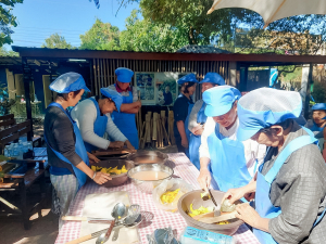 ศูนย์ส่งเสริมการจัดการศึกษาตามพระบรมราโชบาย มรภ.เทพสตรี จัดอบรมการทำฟักทองกรอบ ส่งเสริมอาชีพ ลดรายจ่าย เพิ่มรายได้ให้แก่ประชาชน