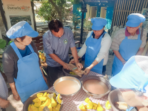 ศูนย์ส่งเสริมการจัดการศึกษาตามพระบรมราโชบาย มรภ.เทพสตรี จัดอบรมการทำฟักทองกรอบ ส่งเสริมอาชีพ ลดรายจ่าย เพิ่มรายได้ให้แก่ประชาชน