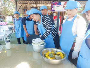 ศูนย์ส่งเสริมการจัดการศึกษาตามพระบรมราโชบาย มรภ.เทพสตรี จัดอบรมการทำฟักทองกรอบ ส่งเสริมอาชีพ ลดรายจ่าย เพิ่มรายได้ให้แก่ประชาชน