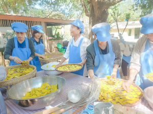 ศูนย์ส่งเสริมการจัดการศึกษาตามพระบรมราโชบาย มรภ.เทพสตรี จัดอบรมการทำฟักทองกรอบ ส่งเสริมอาชีพ ลดรายจ่าย เพิ่มรายได้ให้แก่ประชาชน