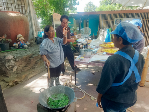 ศูนย์ส่งเสริมการจัดการศึกษาตามพระบรมราโชบาย มรภ.เทพสตรี จัดอบรมการทำฟักทองกรอบ ส่งเสริมอาชีพ ลดรายจ่าย เพิ่มรายได้ให้แก่ประชาชน