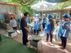 ศูนย์ส่งเสริมการจัดการศึกษาตามพระบรมราโชบาย มรภ.เทพสตรี จัดอบรมการทำฟักทองกรอบ ส่งเสริมอาชีพ ลดรายจ่าย เพิ่มรายได้ให้แก่ประชาชน